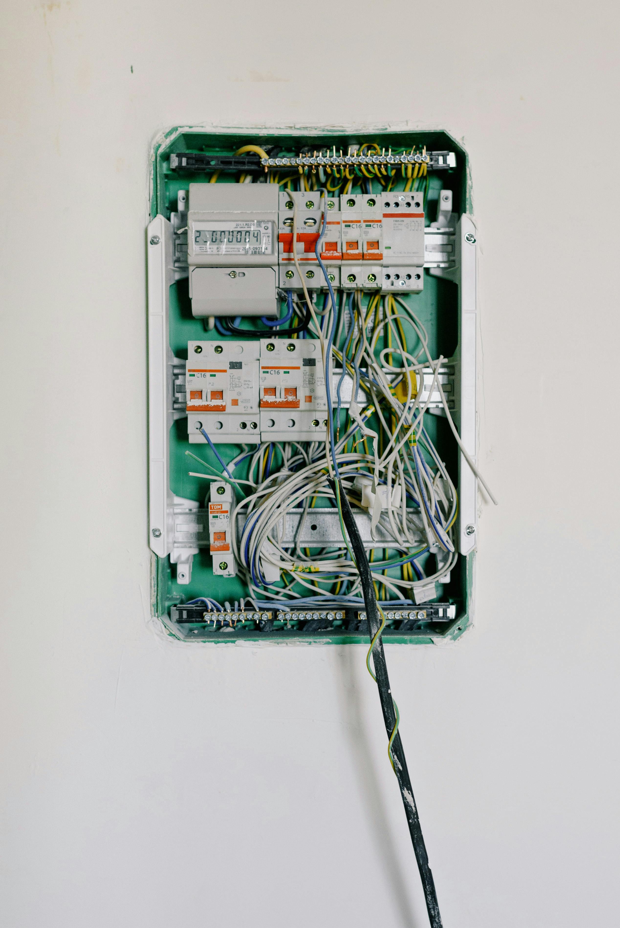Illustratieve foto van een huishoudelijke groepenkast met automaten op DIN-rail — representatief voor de meterkast-upgrade die vaak nodig is bij een warmtepomp-installatie, geen specifieke woning.
